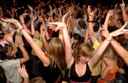 Dancing-Crowd-Djs