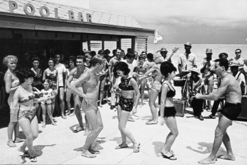 castaways-motel-pool-bar-miami-beach-florida